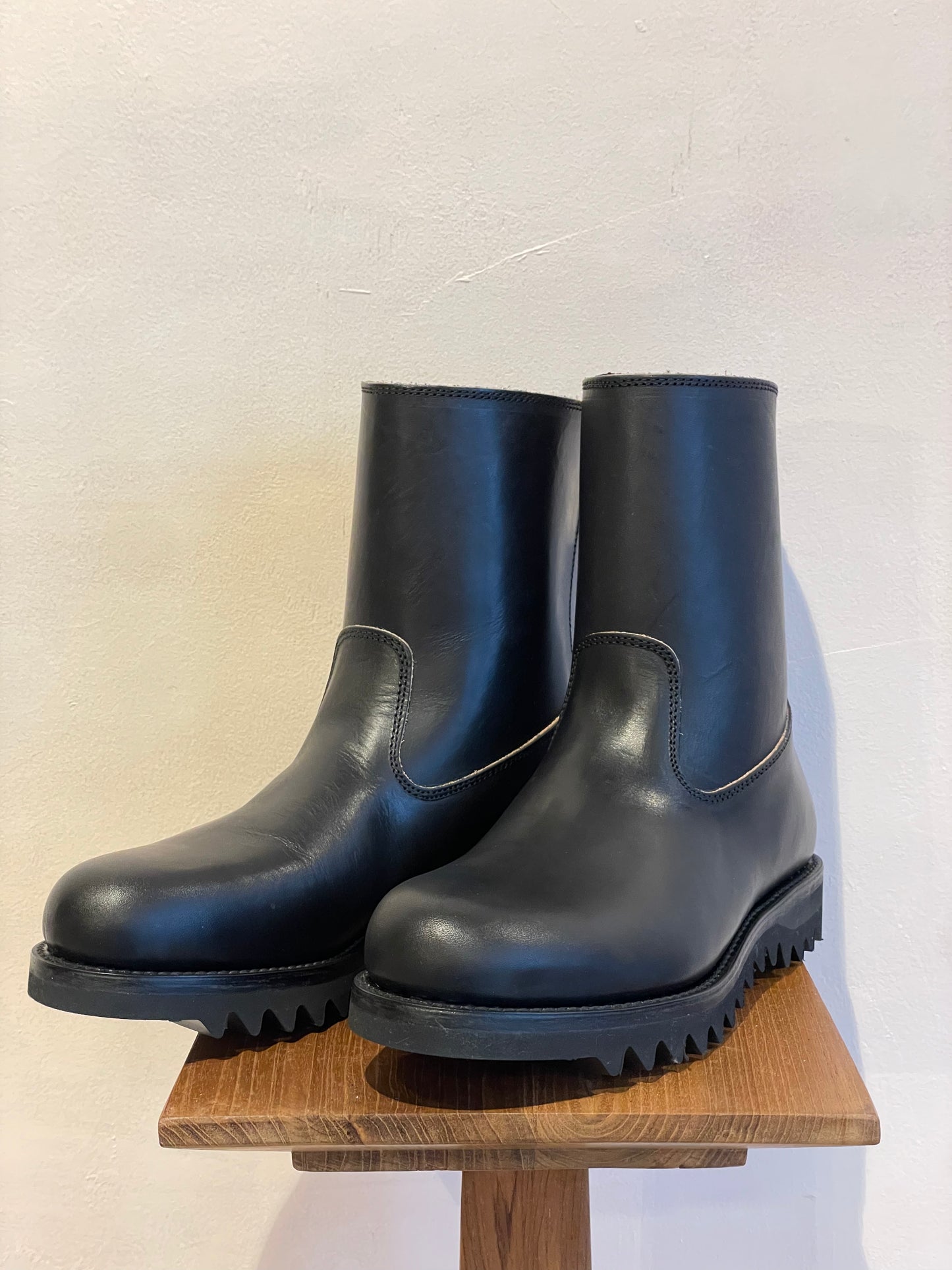 NORIEI BACK ZIP BOOTS