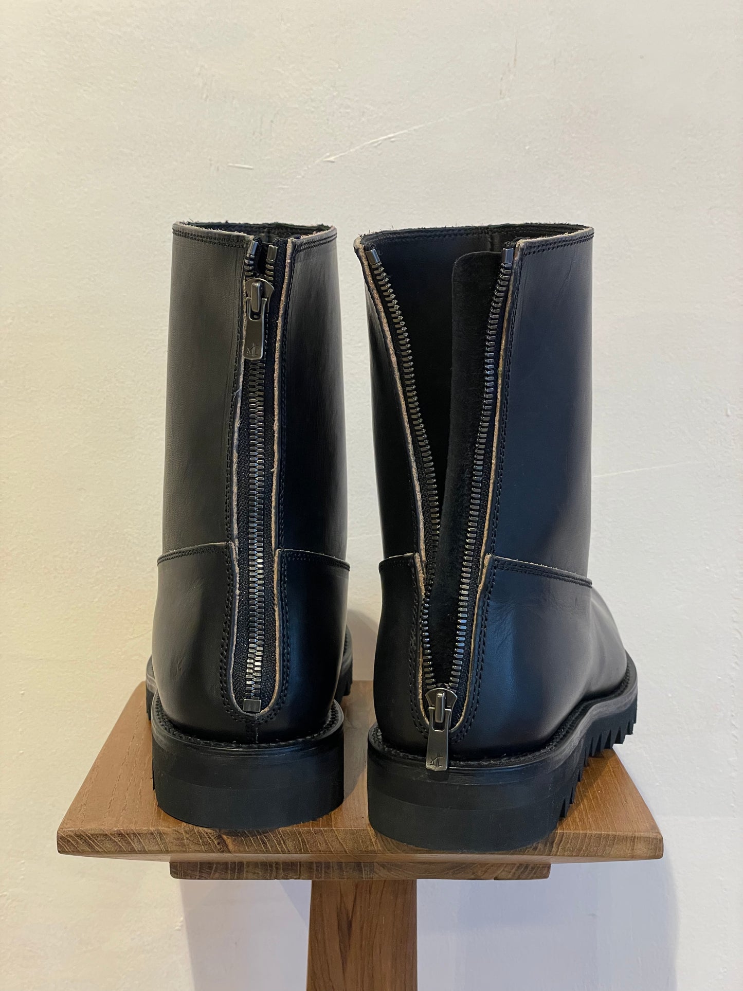 NORIEI BACK ZIP BOOTS