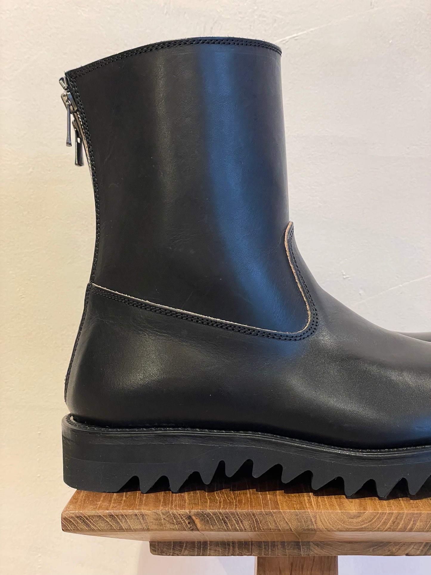 NORIEI BACK ZIP BOOTS