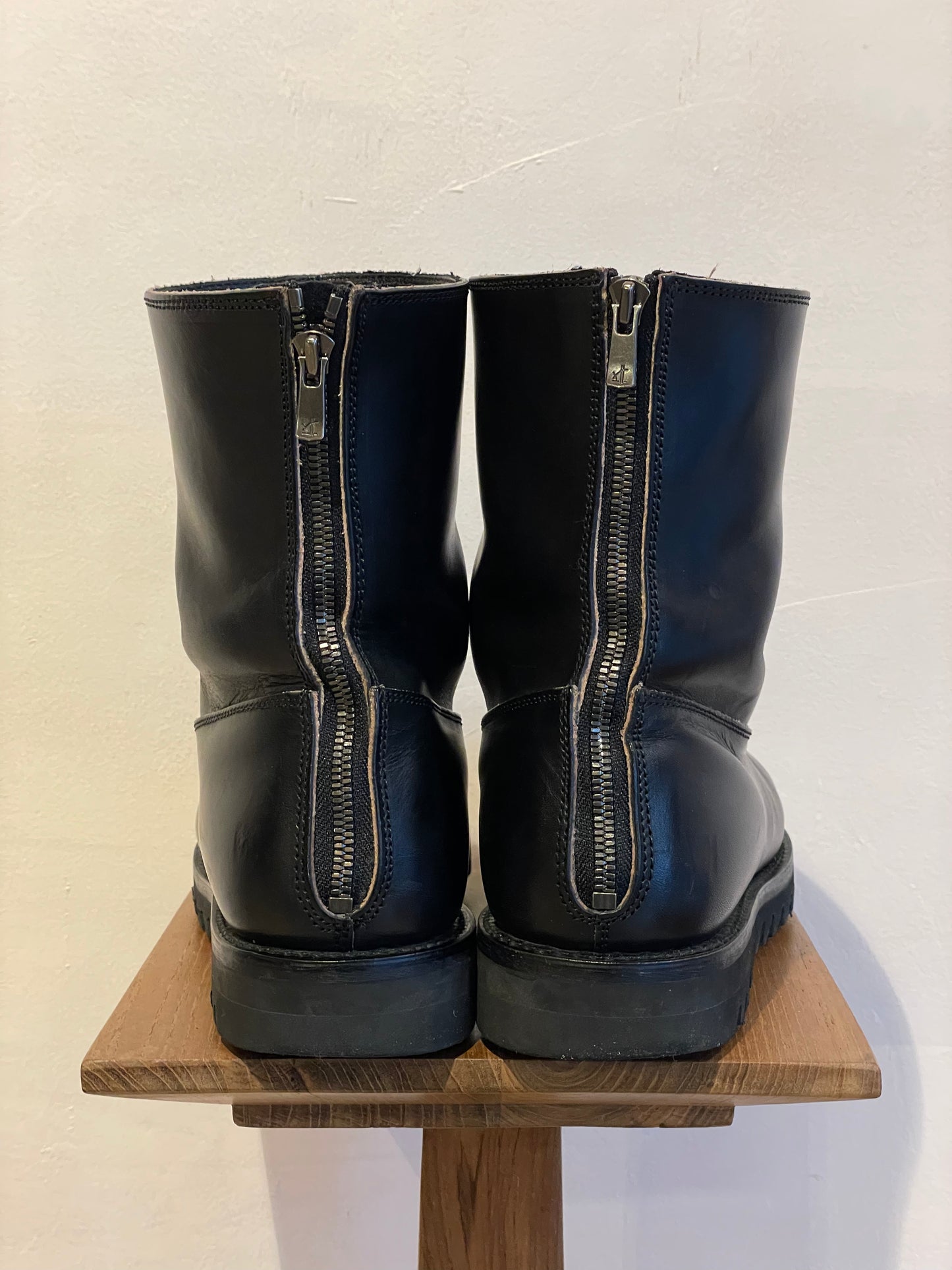 NORIEI BACK ZIP BOOTS
